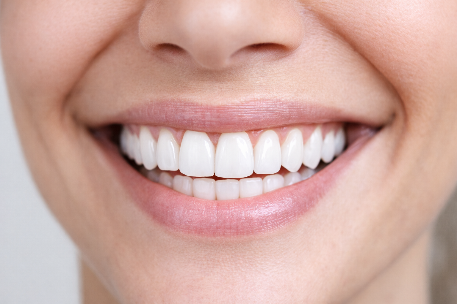 Frauenmund mit gesundem, strahlendem Lächeln